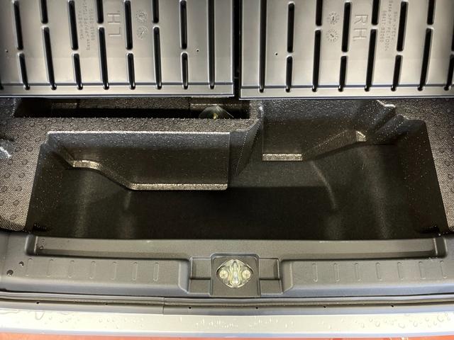 �f�b�L�{�[�h�̉��ɂ͑�e�ʂ̎��[�X�y�[�X������܂�