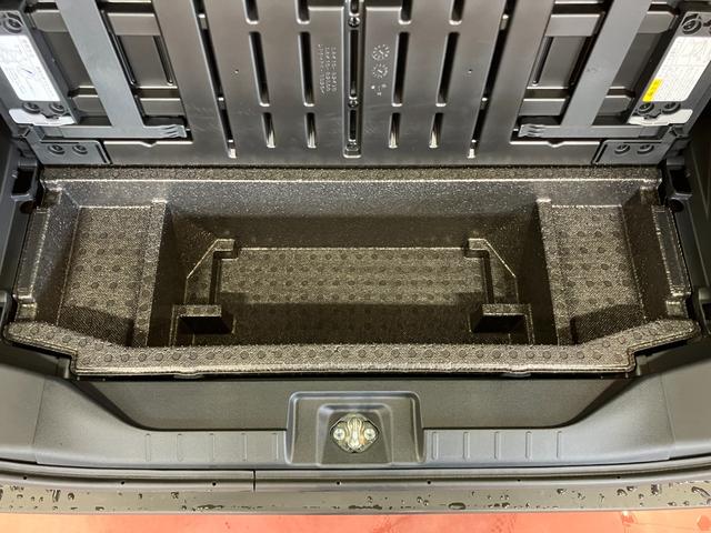 �f�b�L�{�[�h�̉��ɂ͎��[�X�y�[�X������܂�