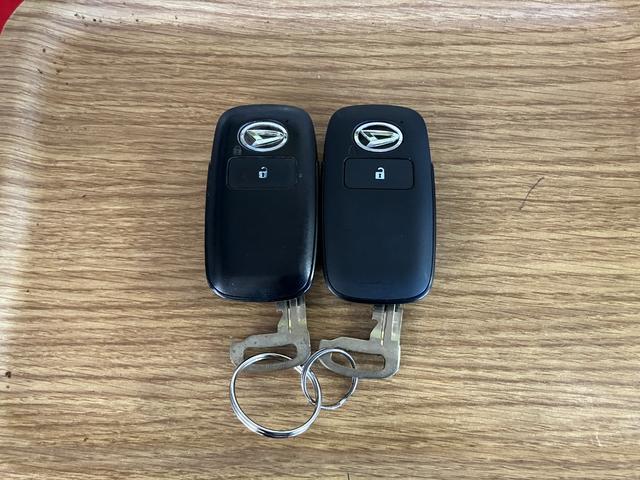 �y�X�}�[�g�L�[�z�@�X�}�[�g�L�[���g�т��Ă���΁A�h�A�n���h���̃{�^���������ă��b�N�̉������ł��A�p���[�X���C�h�h�A�������^�b�`�ŊJ�ł��܂�