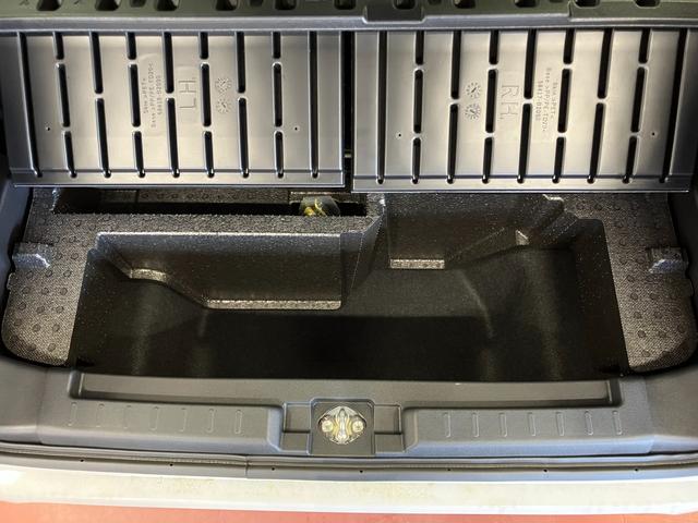 �f�b�L�{�[�h�̉��ɂ͑�e�ʂ̎��[�X�y�[�X������܂�