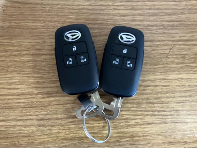 �y�X�}�[�g�L�[�z�@�X�}�[�g�L�[���g�т��Ă���΁A�h�A�n���h���̃{�^���������ă��b�N�̉������ł��A�p���[�X���C�h�h�A�������^�b�`�ŊJ�ł��܂�