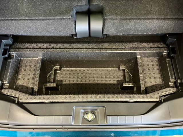 �f�b�L�{�[�h�̉��ɂ͎��[�X�y�[�X������܂�