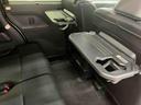 【格納式シートバックテーブル(運転席/助手席)】 物が落ちにくいふち高テーブルはタブレットが立てかけられ、お子さま用のマグカップや500mlの紙パックが入るカップホルダーも備えています