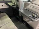 【格納式シートバックテーブル(運転席/助手席)】 物が落ちにくいふち高テーブルはタブレットが立てかけられ、お子さま用のマグカップや500mlの紙パックが入るカップホルダーも備えています