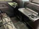 【格納式シートバックテーブル(運転席/助手席)】 物が落ちにくいふち高テーブルはタブレットが立てかけられ、お子さま用のマグカップや500mlの紙パックが入るカップホルダーも備えています