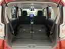 後席を倒すと、広い荷室に変わります