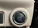 【プッシュボタンスタート】　スマートキーを携帯し、ブレーキを踏みながらボタンを押すだけでエンジンをかけることができます