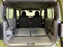 後席を倒すと、広い荷室に変わります。