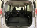 後席を倒すと、広い荷室に変わります。