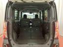 後席を倒すと、広い荷室に変わります。