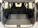 後席を倒すと広い荷室に変わります（リヤシート一体可倒式）。