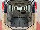 後席を倒すと、広い荷室に変わります。