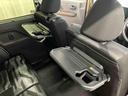 【格納式シートバックテーブル（運転席／助手席）】　物が落ちにくいふち高テーブルはタブレットが立てかけられ、お子さま用のマグカップや５００ｍｌの紙パックが入るカップホルダーも備えています。