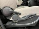 【運転席シートリフター】 体格に合わせたドライビングポジションに調整できます。