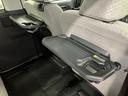 【格納式シートバックテーブル(運転席/助手席)】 物が落ちにくいふち高テーブルはタブレットが立てかけられ、お子さま用のマグカップや500mlの紙パックが入るカップホルダーも備えています。