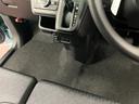 運転席から助手席への移動も簡単です。