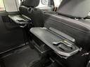 【格納式シートバックテーブル(運転席/助手席)】 物が落ちにくいふち高テーブルはタブレットが立てかけられ、お子さま用のマグカップや500mlの紙パックが入るカップホルダーも備えています