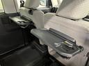 【格納式シートバックテーブル（運転席／助手席）】　物が落ちにくいふち高テーブルはタブレットが立てかけられ、お子さま用のマグカップや５００ｍｌの紙パックが入るカップホルダーも備えています。