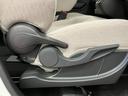 【運転席シートリフター】 体格に合わせたドライビングポジションに調整できます。