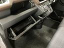 グローブボックスなどの多彩で便利な収納が設けられています。