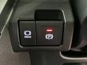 【電動パーキングブレーキ+オートブレーキホールド機能】 指先だけで簡単に操作が可能なパーキングブレーキ、スイッチを押すとブレーキペダルから足を離してもブレーキを保持できるオートブレーキホールド搭載。