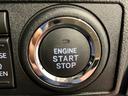 【プッシュボタンスタート】 スマートキーを携帯し、ブレーキを踏みながらボタンを押すだけでエンジンをかけることができます。