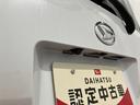 【バックカメラ】 駐車時に車両後方の様子を見ることができるので、運転の不安を軽くします。