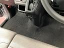 運転席から助手席への移動も簡単です。