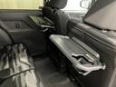 【格納式シートバックテーブル(運転席/助手席)】 物が落ちにくいふち高テーブルはタブレットが立てかけられ、お子さま用のマグカップや500mlの紙パックが入るカップホルダーも備えています。