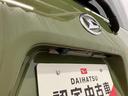 【バックカメラ】 駐車時に車両後方の様子を見ることができるので、運転の不安を軽くします。