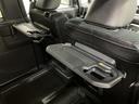 【格納式シートバックテーブル(運転席/助手席)】 物が落ちにくいふち高テーブルはタブレットが立てかけられ、お子さま用のマグカップや500mlの紙パックが入るカップホルダーも備えています。
