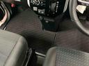 運転席から助手席への移動も簡単です。