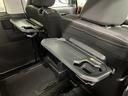 【格納式シートバックテーブル(運転席/助手席)】物が落ちにくいふち高テーブルはタブレットが立てかけられ、お子様用のマグカップや500mlの紙パックが入るカップホルダーも増えています。