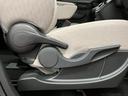 【運転席シートリフター】 体格に合わせたドライビングポジションに調整できます。