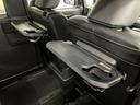 【格納式シートバックテーブル(運転席/助手席)】 物が落ちにくいふち高テーブルはタブレットが立てかけられ、お子さま用のマグカップや500mlの紙パックが入るカップホルダーも備えています。