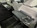 【格納式シートバックテーブル(運転席/助手席)】 物が落ちにくいふち高テーブルはタブレットが立てかけられ、お子さま用のマグカップや500mlの紙パックが入るカップホルダーも備えています。