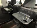 【格納式シートバックテーブル(運転席/助手席)】 物が落ちにくいふち高テーブルはタブレットが立てかけられ、お子さま用のマグカップや500mlの紙パックが入るカップホルダーも備えています。