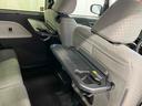【格納式シートバックテーブル(運転席/助手席)】 物が落ちにくいふち高テーブルはタブレットが立てかけられ、お子さま用のマグカップや500mlの紙パックが入るカップホルダーも備えています。