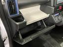 グローブボックスなどの多彩で便利な収納が設けられています。