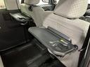 【格納式シートバックテーブル(運転席/助手席)】 物が落ちにくいふち高テーブルはタブレットが立てかけられ、お子さま用のマグカップや500mlの紙パックが入るカップホルダーも備えています。
