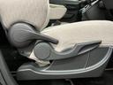 【運転席シートリフター】 体格に合わせたドライビングポジションに調整できます。