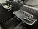 【格納式シートバックテーブル(運転席/助手席)】物が落ちにくいふち高テーブルはタブレットが立てかけられ、お子様用のマグカップや500mlの紙パックが入るカップホルダーも増えています。