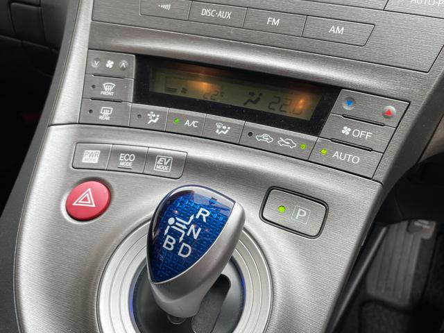 プリウス Ｓツーリングセレクション　ＦＵ１３０４　社外ＳＤナビ　ＤＶＤ　ＳＤ　Ｂｌｕｅｔｏｏｔｈ　フルセグ　ビルトインＥＴＣ　ウインカー付ドアミラー　ドアバイザー　ＬＥＤヘッド　フォグ　オートライト　ツーリング専用１７ＡＷ（24枚目）