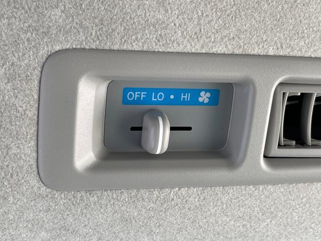 ハイエースバン ロングＤＸ　ＧＬパッケージ　ＦＵ１３４２　ＧＲ仕様車　新車コンプリート　ディーラーオプション　メッキドアミラー　ＴＲＤフロントスポイラー　リアスポイラー　サイドスカート　マッドクロス１６インチＡＷ　ホワイトレターＲＴタイヤ（26枚目）