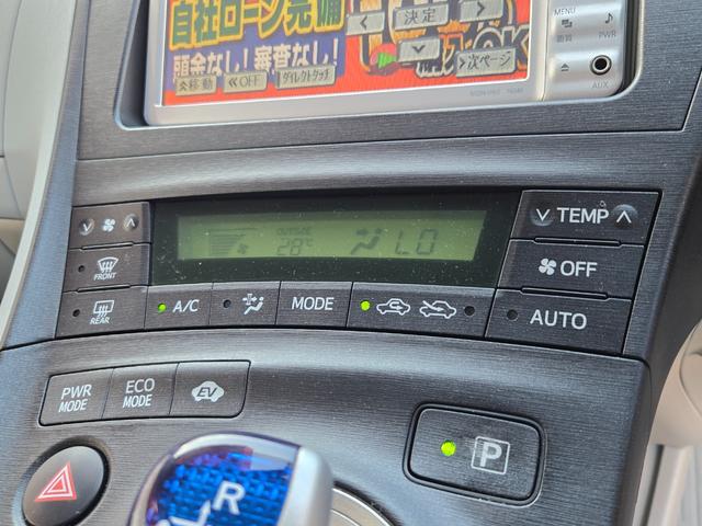 プリウス Ｓ　ＬＥＤエディション　ＦＵ１５６４　純正ＳＤナビ　ＣＤ　ＤＶＤ　地デジ１セグ　バックカメラ　フロントカメラ　ビルトインＥＴＣ　革巻ハンドル　ステアリングスイッチ　オートライト　ＬＥＤヘッドライト　ウィンカー付電格ミラー（23枚目）