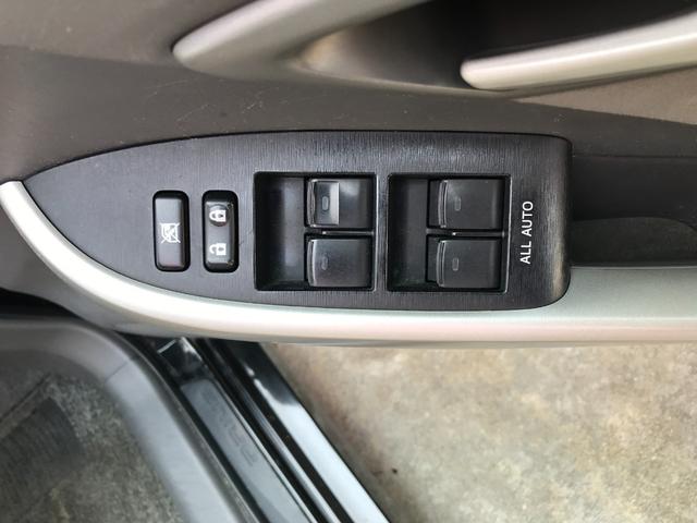 プリウス Ｓ　純正ＳＤナビ　地デジフルセグ　ＣＤ　ＤＶＤ　ＳＤ　Ｂｌｕｅｔｏｏｔｈ　バックカメラ　　ビルトインＥＴＣ　キーレス　オートエアコン　オートライト　ＨＩＤヘッドライト　フォグライト　純正１５インチホイール（22枚目）