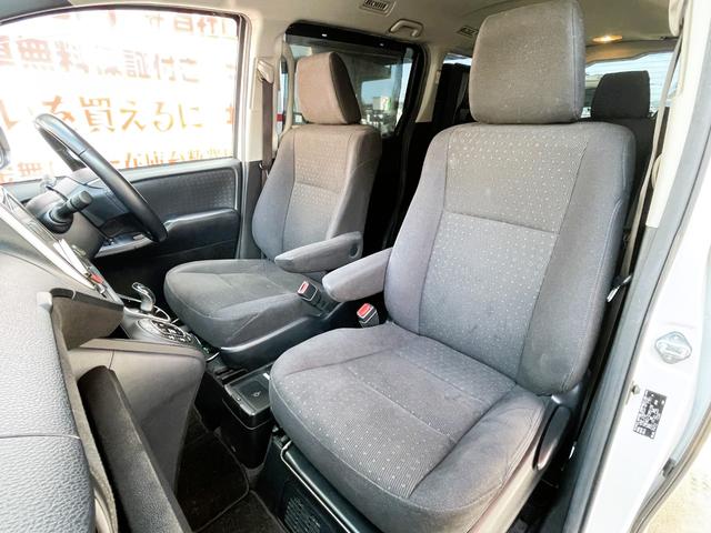 ヴォクシー ハイブリッドＶ　ＦＵ１８１０　ＬＥＤヘッド　７人乗りキャプテンシート　ウォークスルー　両側パワスラ　ワイヤレススマホ充電器　ルーフスピーカー　シートヒーター　クルーズコントロール　ドライブレコーダー　純正１５ＡＷ（19枚目）