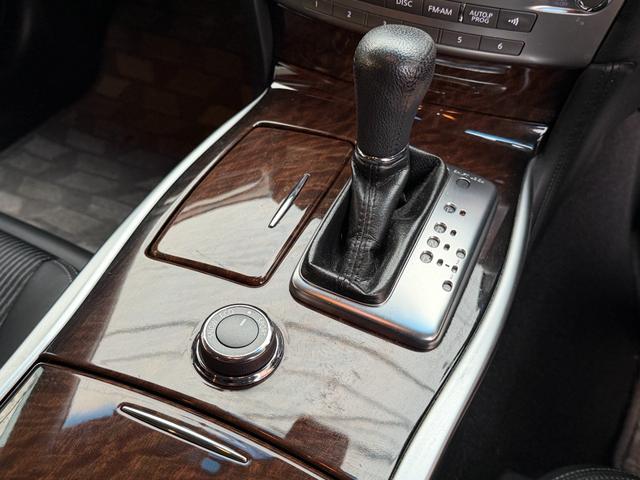 フーガ ２５０ＧＴ　ＦＵ１９３５　ＨＩＤヘッド　ＬＥＤフォグ　オートライト　ハーフレザーシート　パワーシート　シートメモリー　クルーズコントロール　エイムゲインフルエアロ　タナベ車高調ローダウン　エイムゲイン２０ＡＷ（21枚目）