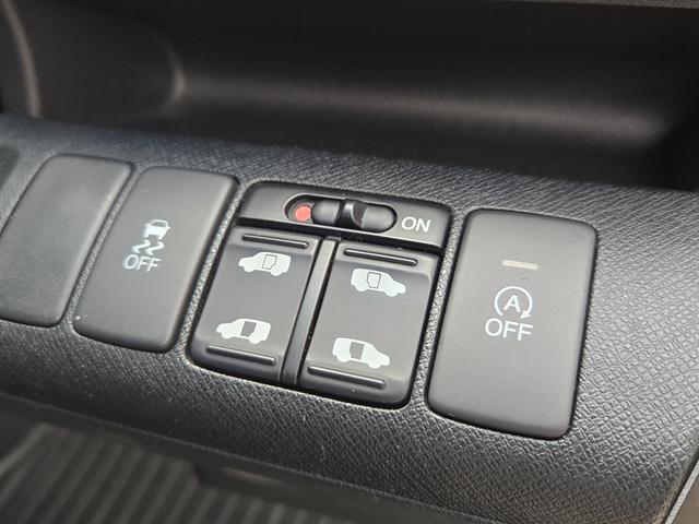 ステップワゴンスパーダ Ｚ　クールスピリット　ＦＵ１９６９　純正インターナビ　ＣＤ　ＤＶＤ　ＭＳＶ　地デジフルセグ　バックカメラ　ビルトインＥＴＣ　革巻ハンドル　ステアリングスイッチ　クルーズコントロール　パドルシフト　オートライト（19枚目）