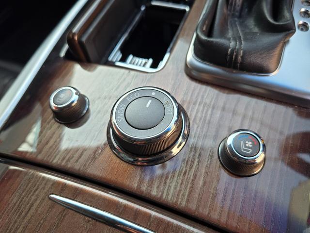 フーガハイブリッド ＶＩＰパッケージ　ＦＵ３０３６　純正ＨＤＤナビ　ＣＤ　ＤＶＤ　ＭＳＶ　地デジフルセグ　Ｂｌｕｅｔｏｏｔｈ　ハンズフリー　バックカメラ　サイドカメラ　ビルトインＥＴＣ　革巻ハンドル　ステアリングスイッチ　クルコン（26枚目）